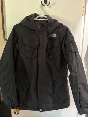 The North Face women’s  Black Hooded winter coat with Multiple Pockets